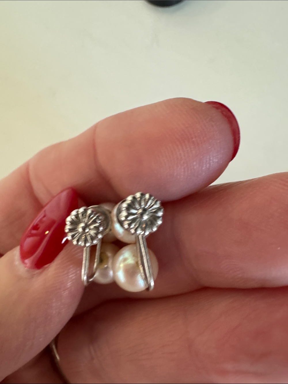 Vintage double pearl screw back earrings - Picture 3 of 4
